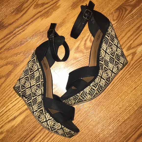 (SOLD) Black Printed Wedges - Picture 2 of 12